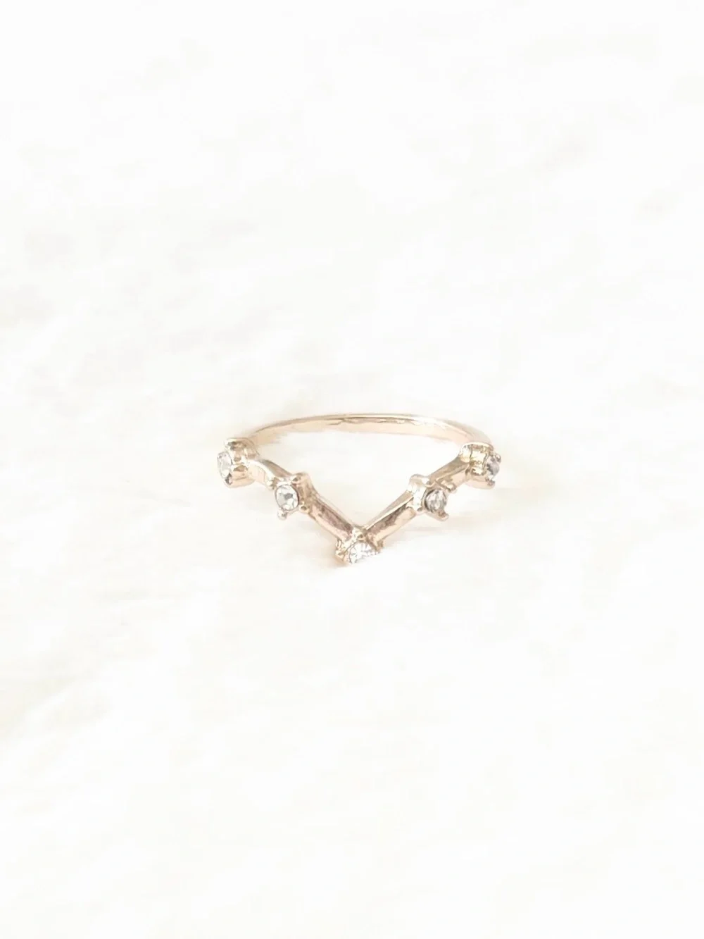 5/$15 🩷 MUST BUNDLE Delicate V-Shaped Crystal Accent Ring - Gold